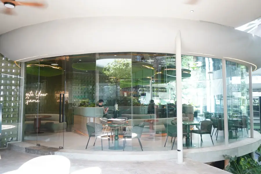 Curved glass dining room