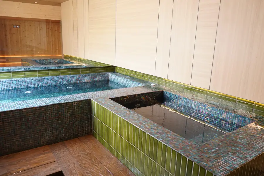 Tiled hot tub and cold plunge pools