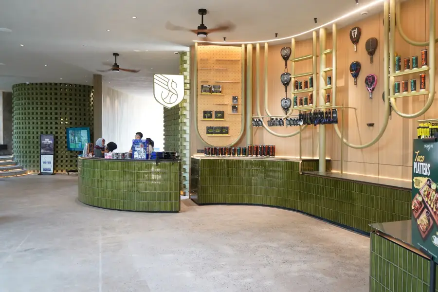 Reception with a racket wall